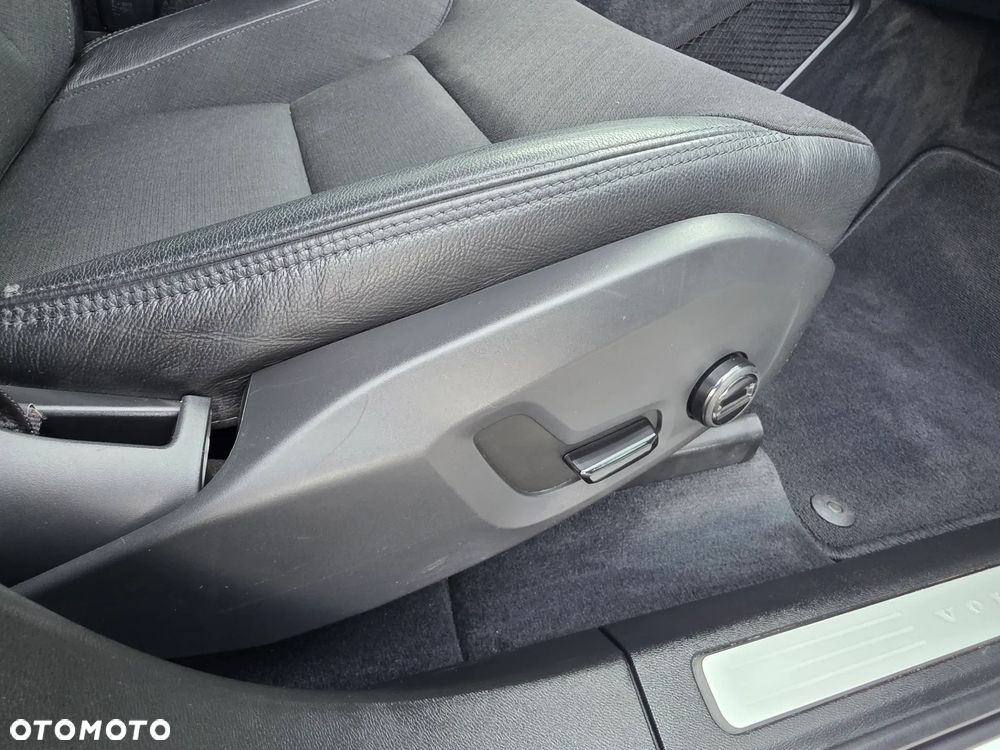 Volvo XC 60 T4 Momentum Pro - 33