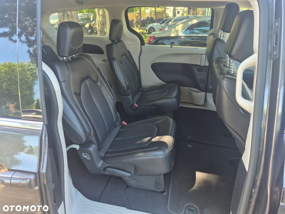 Chrysler Pacifica - 16