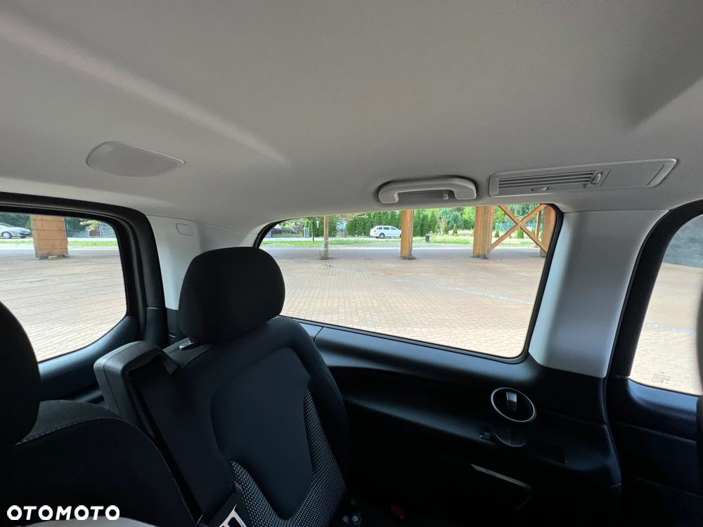 Mercedes-Benz Klasa V - 12