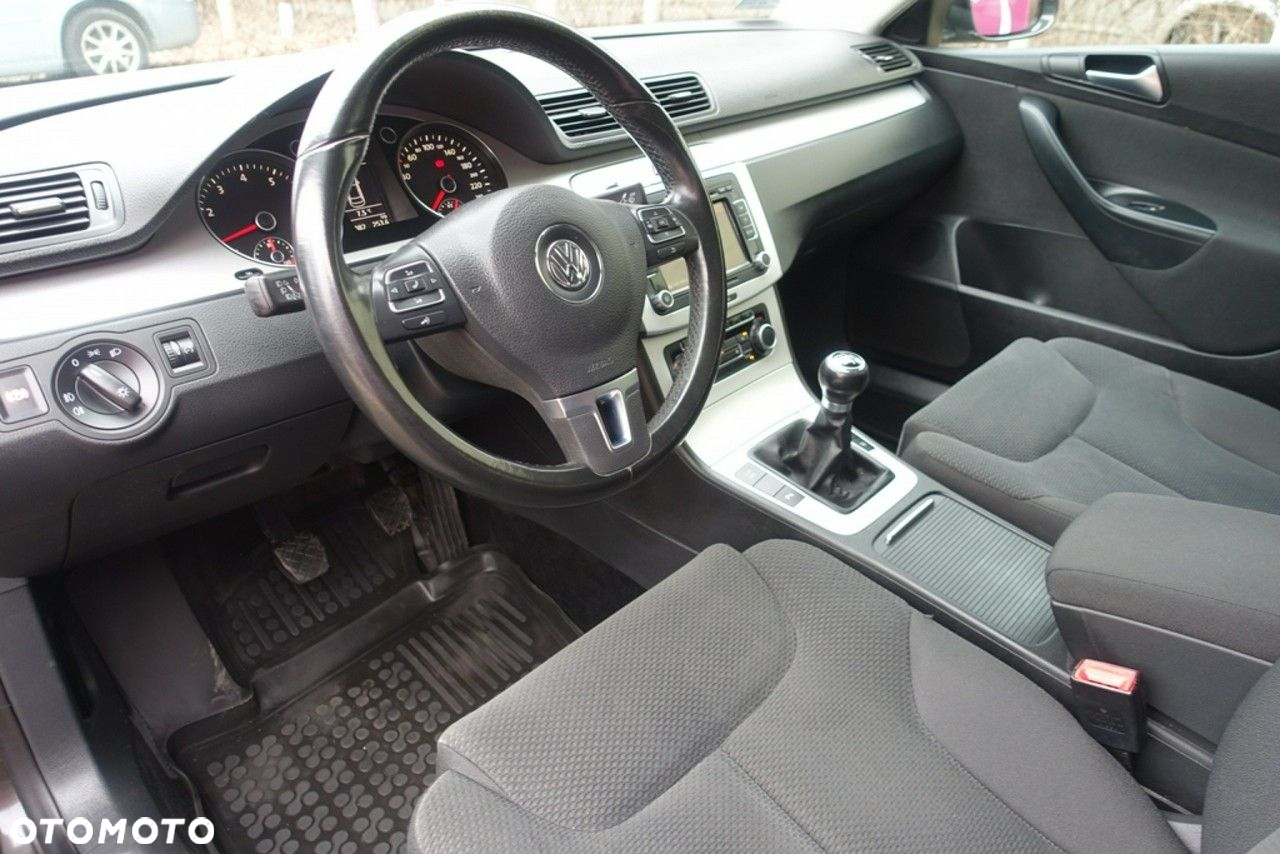 Volkswagen Passat - 8