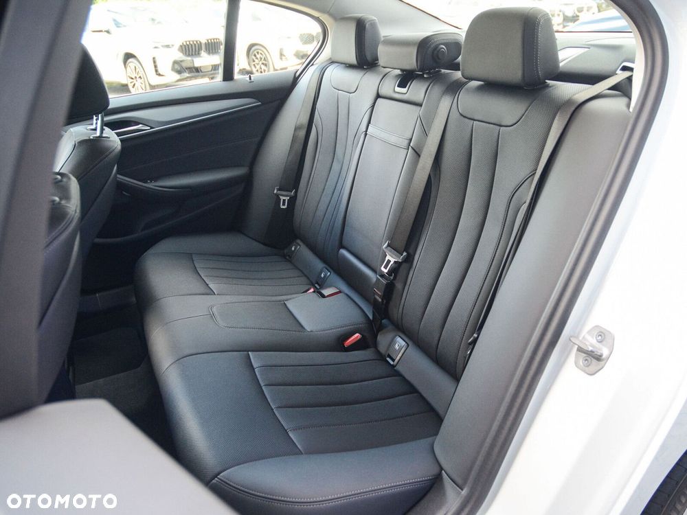 BMW Seria 5 518d mHEV - 32