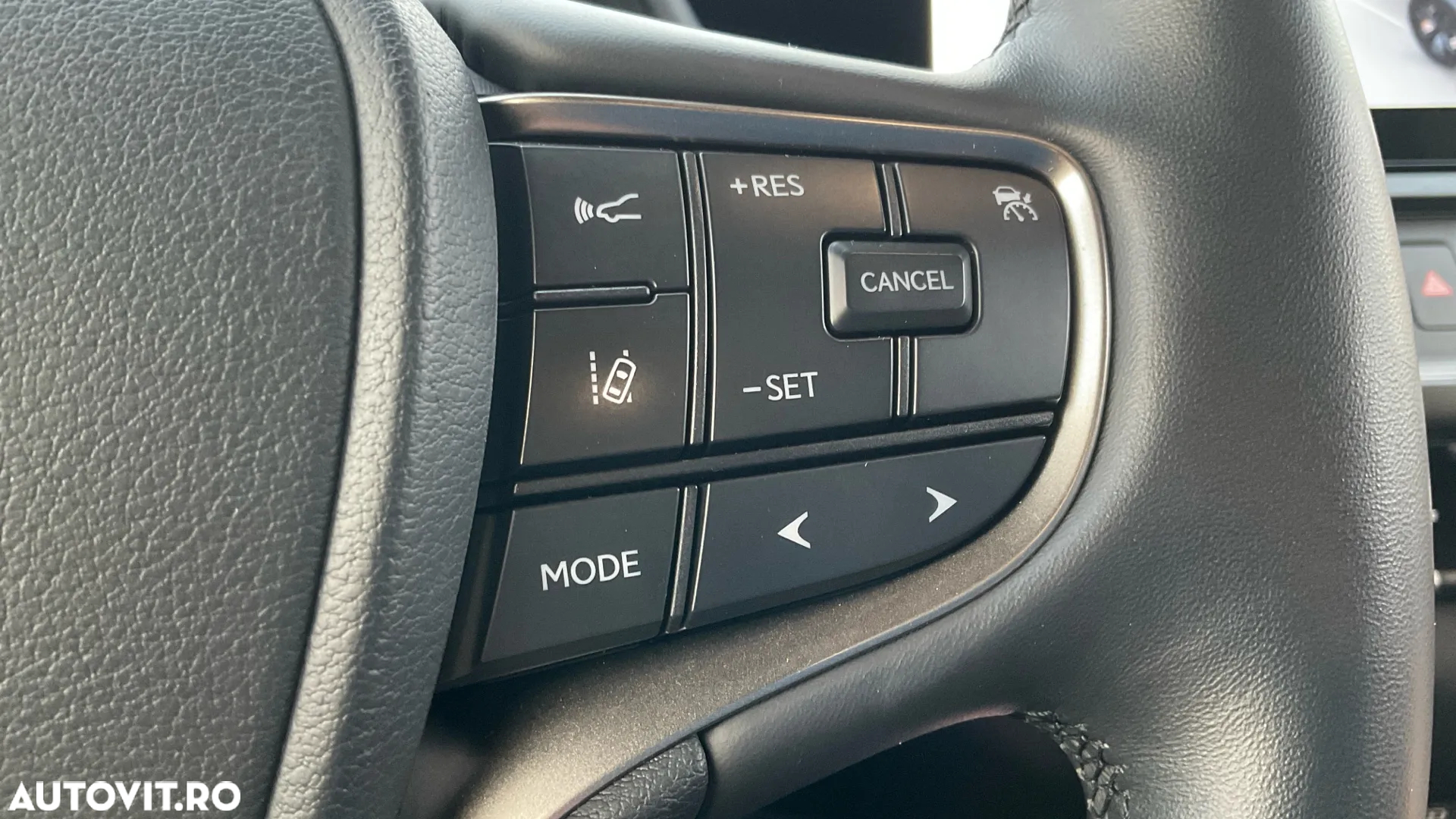Lexus UX 250h 2.0L HEV 20H- (178 HP) 4X4 CVT Luxury - 11