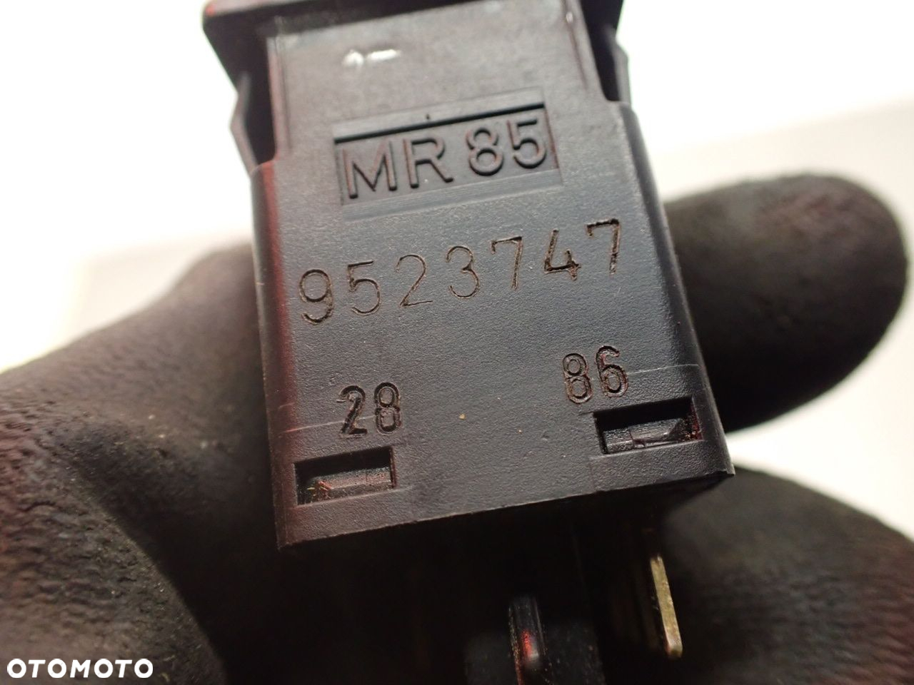 PRZEŁĄCZNIK ŚWIATEŁ PRZECIWMGIELNYCH SAAB 900 I 9523747 - 4