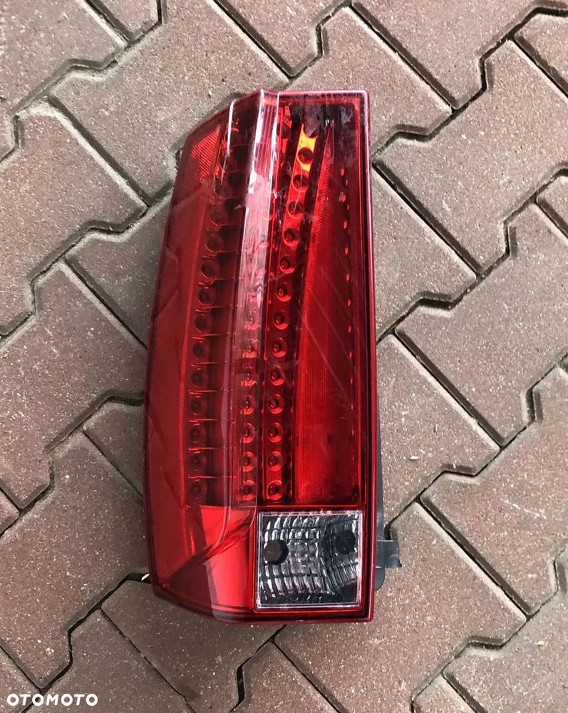 CADILLAC ESCALADE III 6,2 V8 2006-2014 LAMPA LEWA TYLNA TYŁ LED - 1
