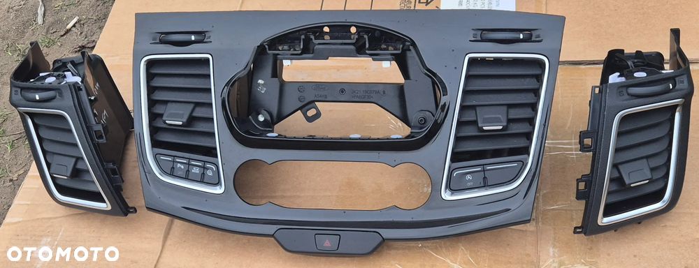 Kratki Nawiewu Ramka Radia Duzy Ekran Czarny Połysk Ford Tourneo Custom Lift 2018-2023 EU - 1