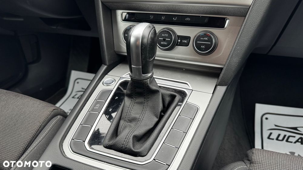 Volkswagen Passat - 32