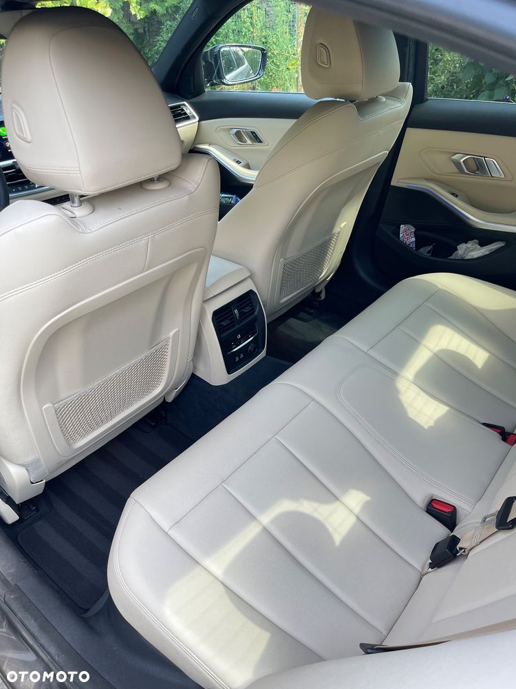 BMW Seria 3 330i M Sport - 13