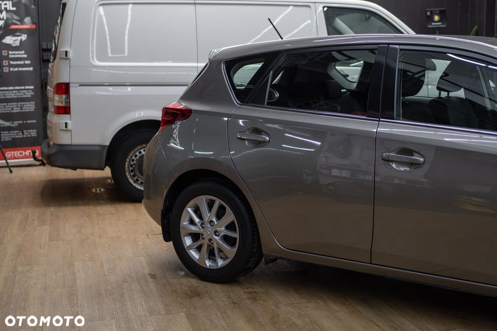 Toyota Auris 1.6 Premium + - 16