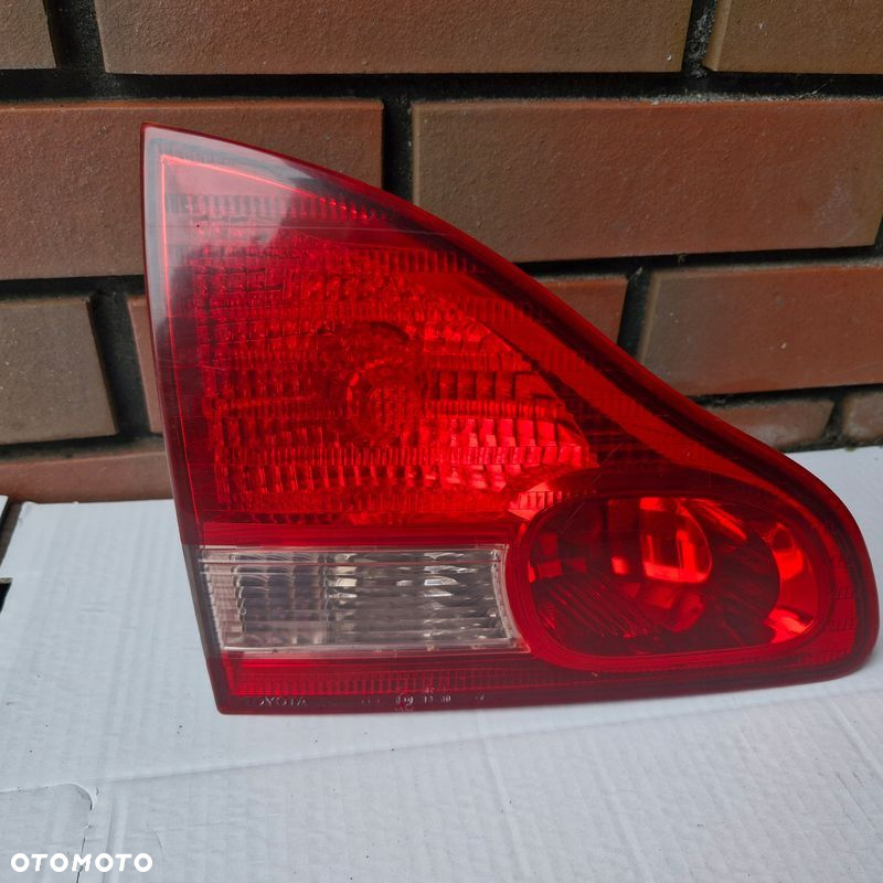 AVENSIS VERSO LAMPA TYLNA LEWA W KLAPĘ - 3