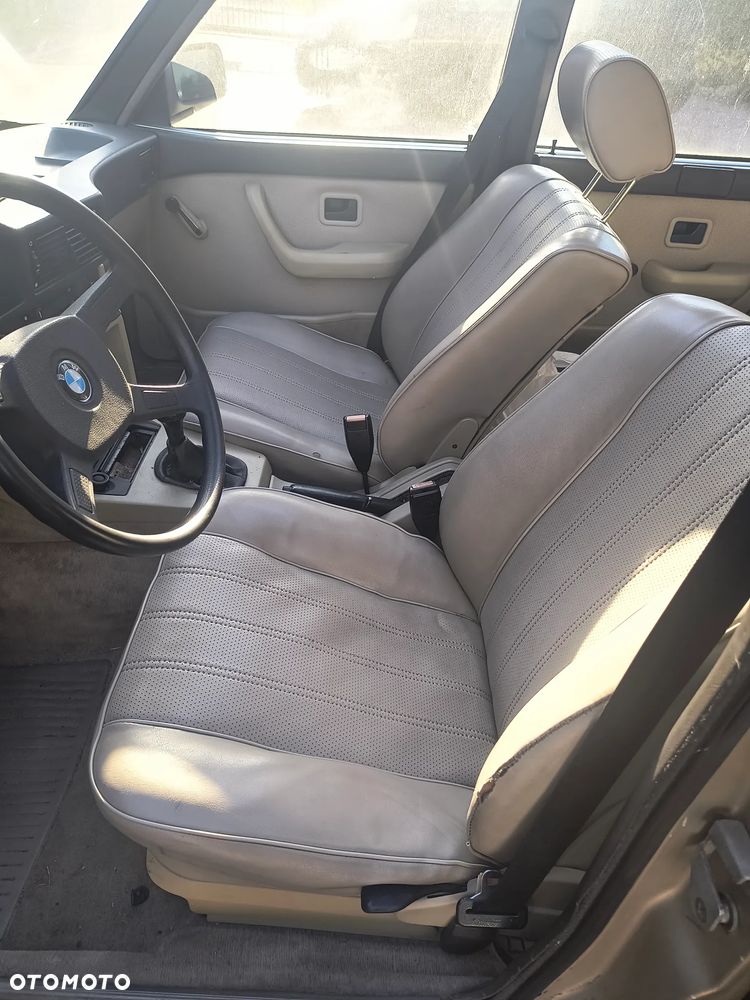 BMW Seria 5 525 i - 6