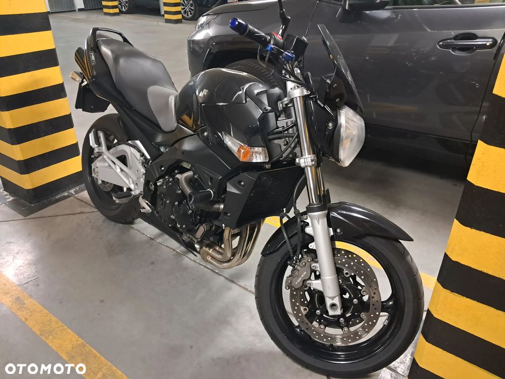 Suzuki GSR - 4