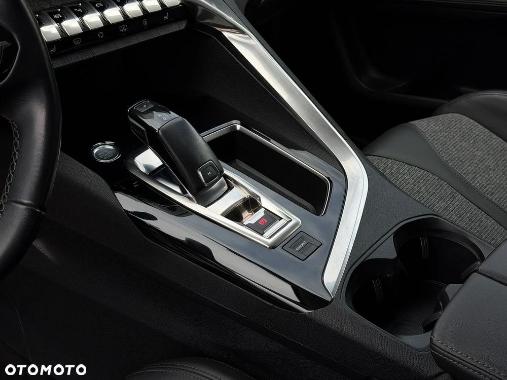 Peugeot 3008 1.6 PureTech GPF Allure S&S EAT8 - 17