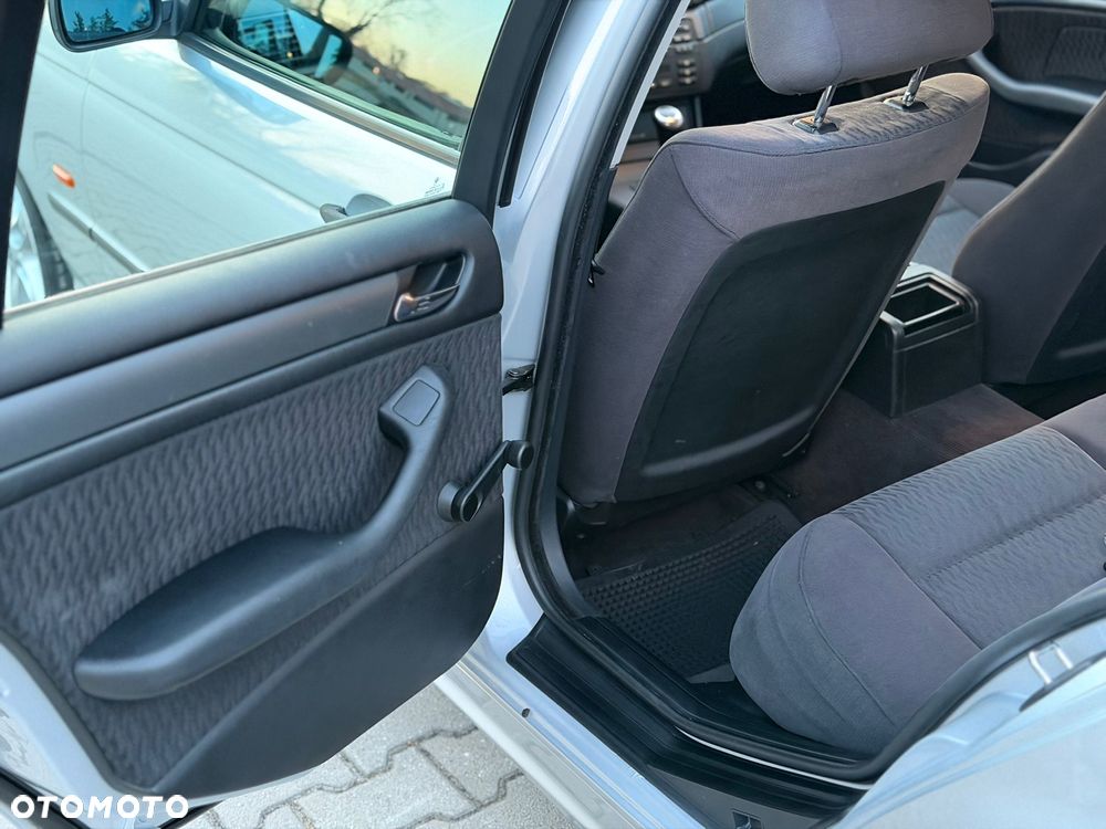 BMW Seria 3 318i - 12