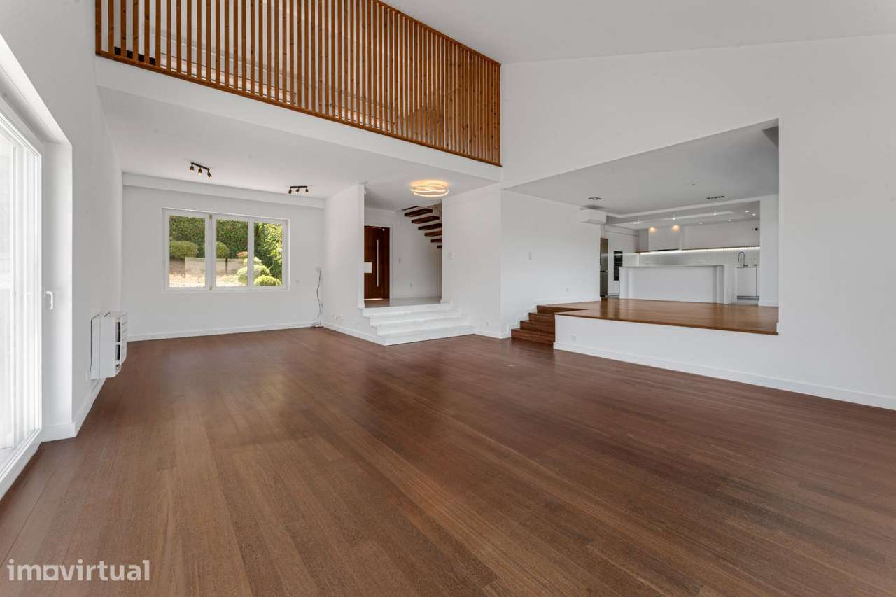 Moradia T4 Renovada em Condomínio Fechado com Piscina | Queijas - Grande imagem: 2/60