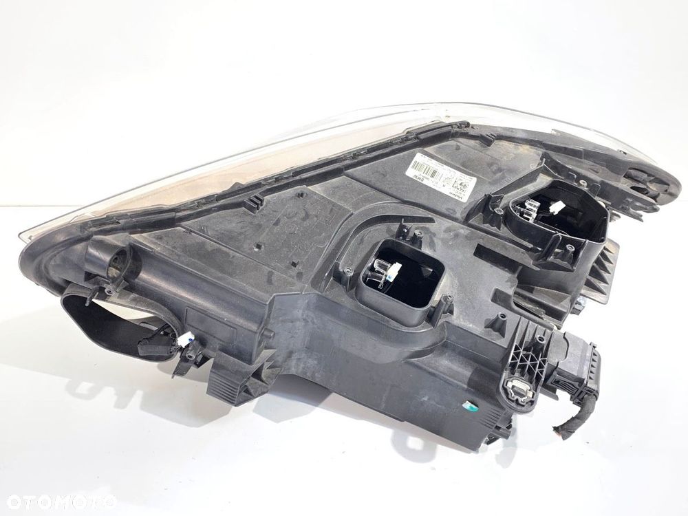 REFLEKTOR PRAWY PRZÓD  BMW X1 (F48) 2014 - 2022 sDrive 18 d 110 kW [150 KM] olej napędowy 2015 - - 2