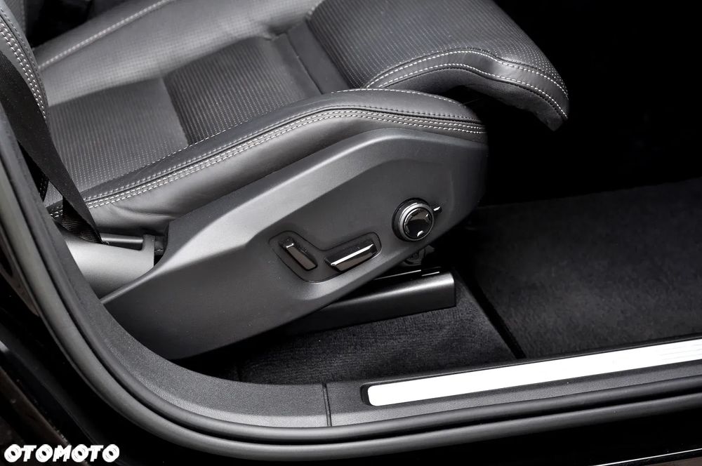 Volvo XC 60 B5 D AWD Ultimate Dark - 27