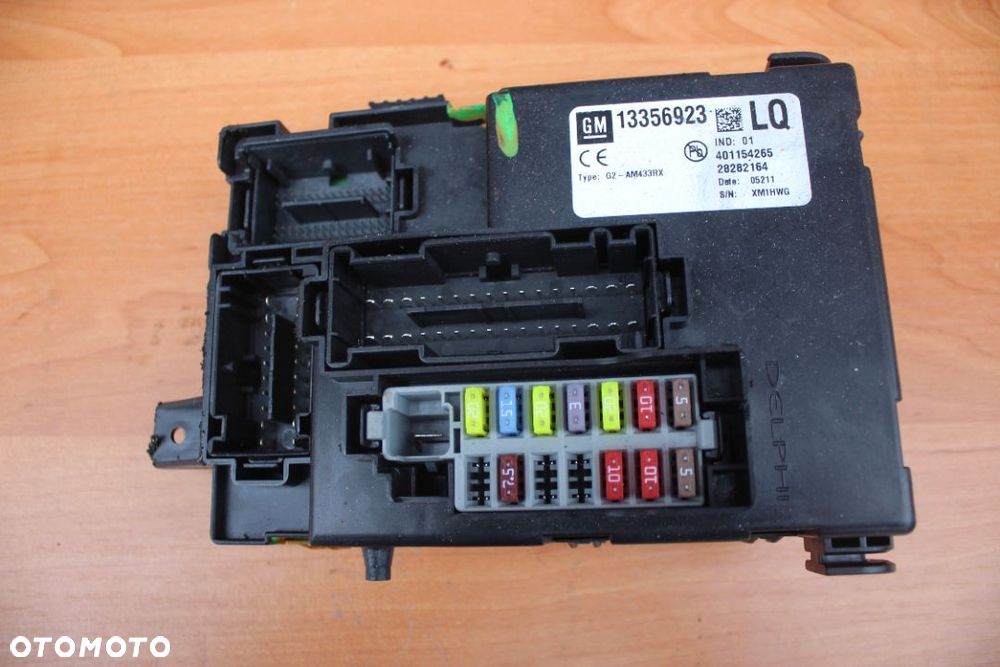 SKRZYNKA BEZPIECZNIKÓW OPEL MERIVA B 1.4T A14NET 13356923 LQ