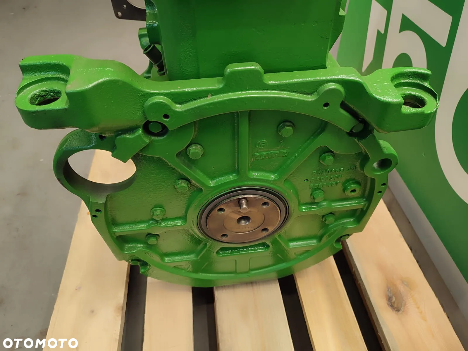 Słupek silnika 4045HL283 JOHN DEERE 6430 - 7