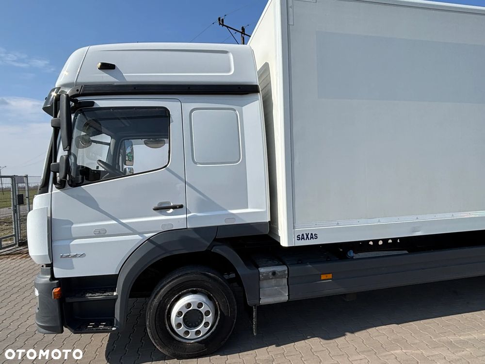Mercedes-Benz ATEGO 1227 kontener z windą ,  kabina sypialna , webasto, klimatyzacja, niski przebieg , bezwypadkowy. (nie 1224, 1230) - 11
