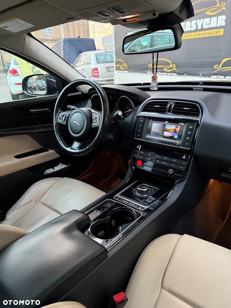 Jaguar XE 2.0 T R-Sport - 25