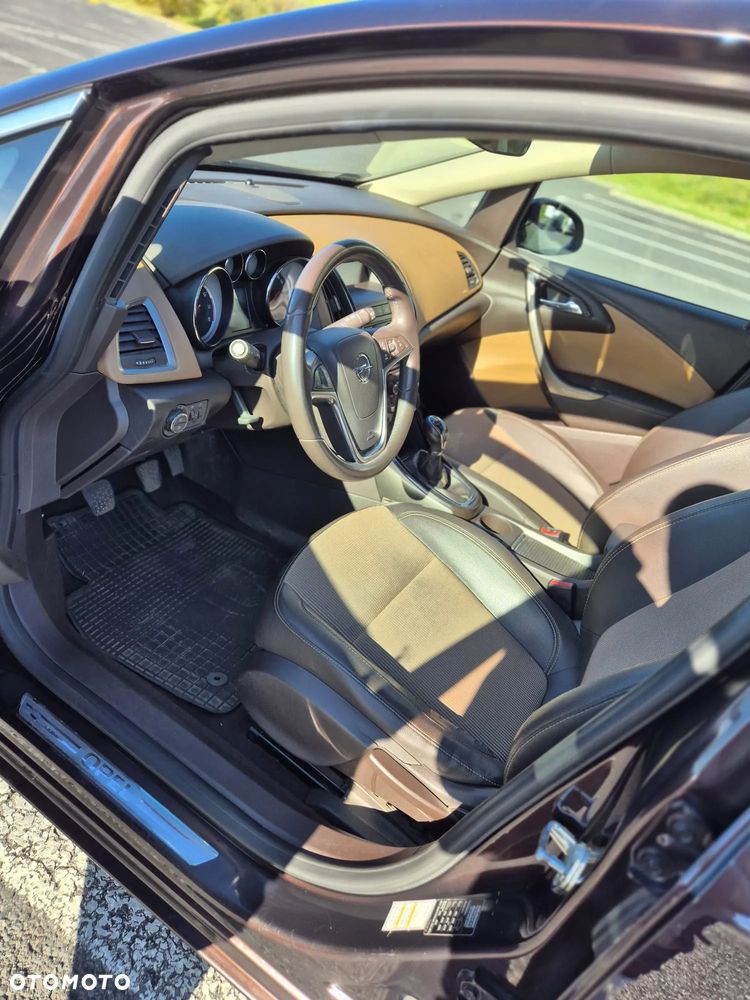 Opel Astra 1.6 T Cosmo - 11