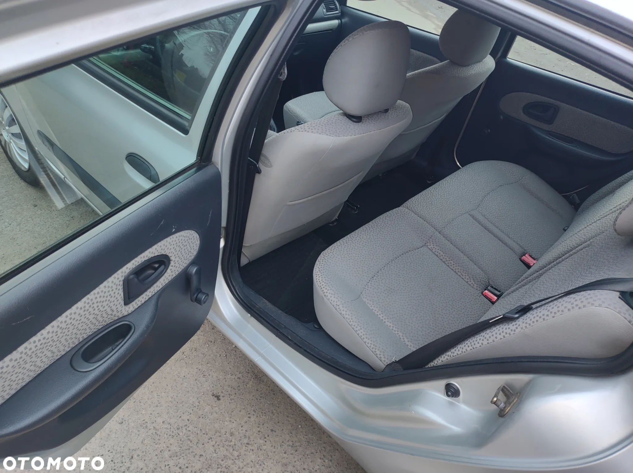 Renault Clio 1.2 16V 75 Collection - 11