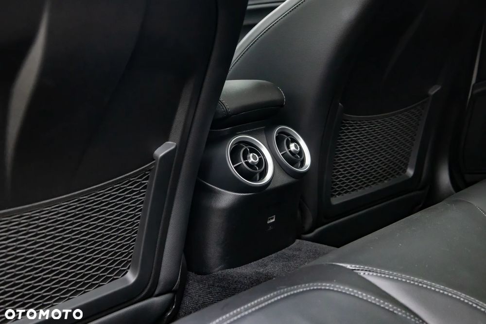 Alfa Romeo Giulia 2.0 Turbo 16V AT8-Q4 Veloce - 34