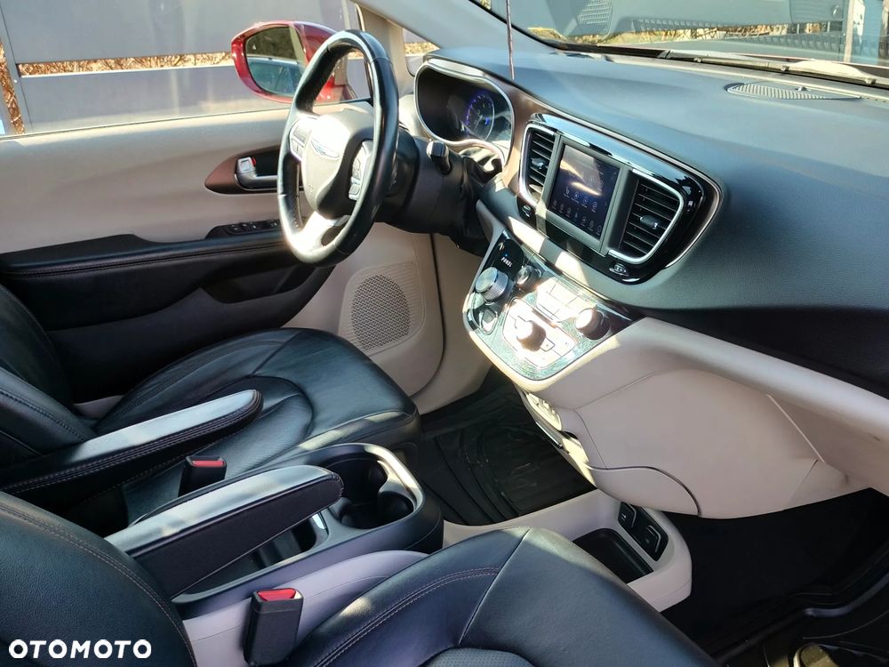 Chrysler Pacifica - 11