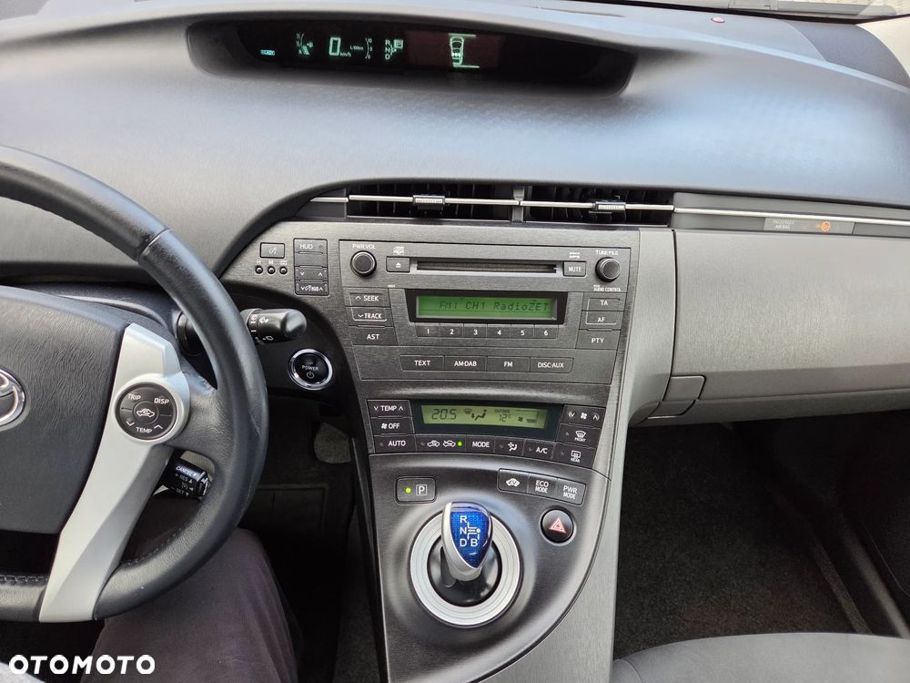 Toyota Prius (Hybrid) Life - 12