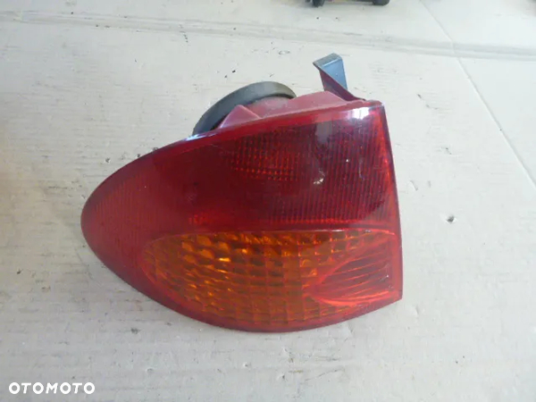 LAMPA LEWY TYŁ LEWA TYLNA TOYOTA AVENSIS I T22 LIFT KOMBI