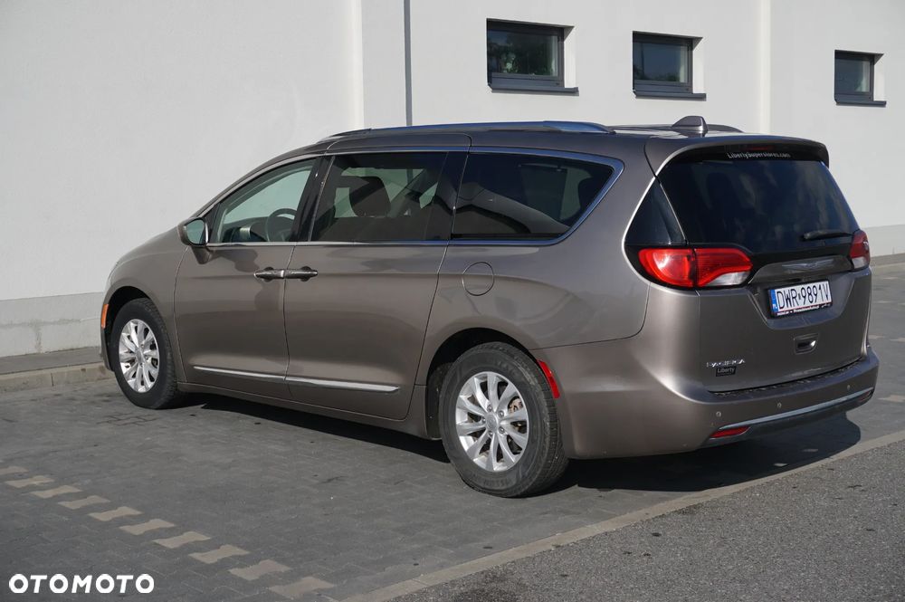 Chrysler Pacifica - 5