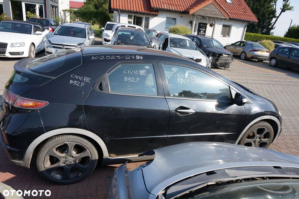 HONDA CIVIC VIII 5D HB 2006 B92P 1.4 16V L13A7 83KM SPLM CZARNY na części - 6