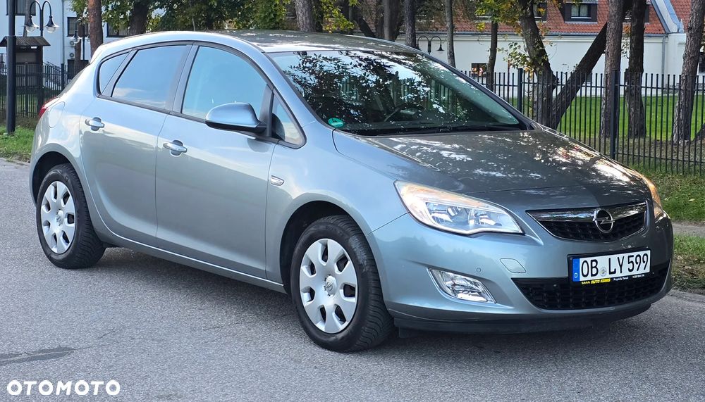 Opel Astra 2011 photo 3