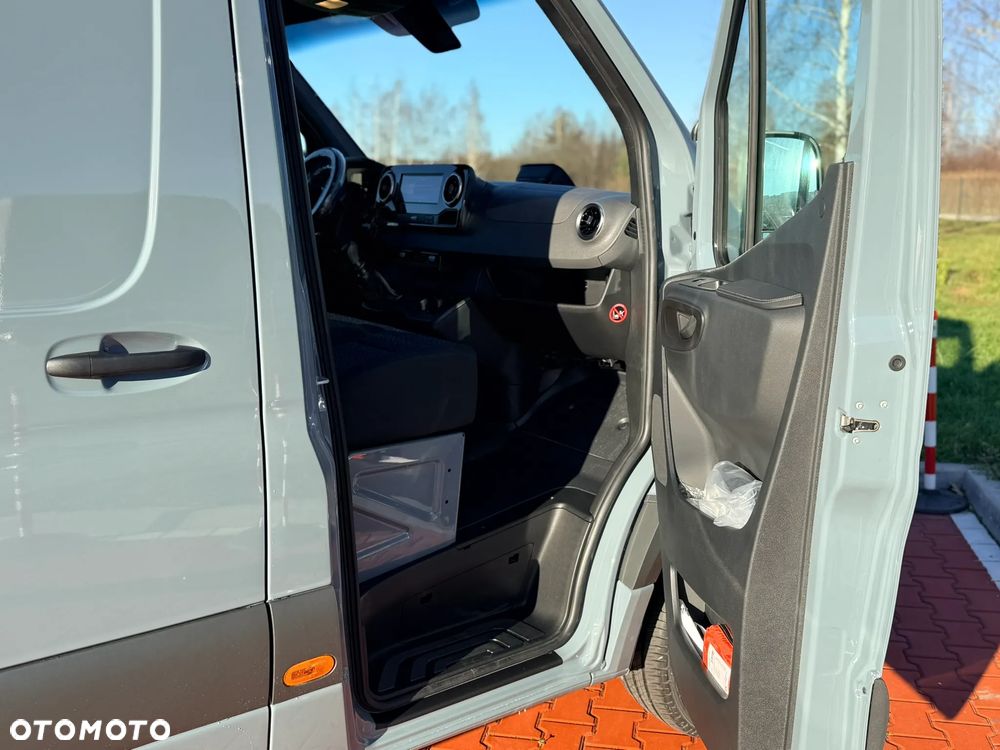 Mercedes-Benz Sprinter - 11