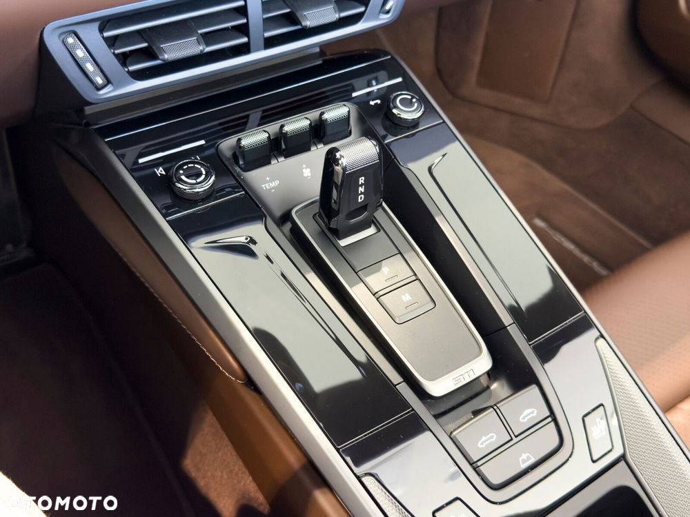 Porsche 911 Carrera - 23