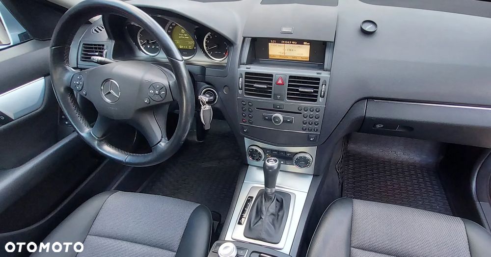 Mercedes-Benz Klasa C 200 CGI Automatik BlueEFFICIENCY Avantgarde - 28