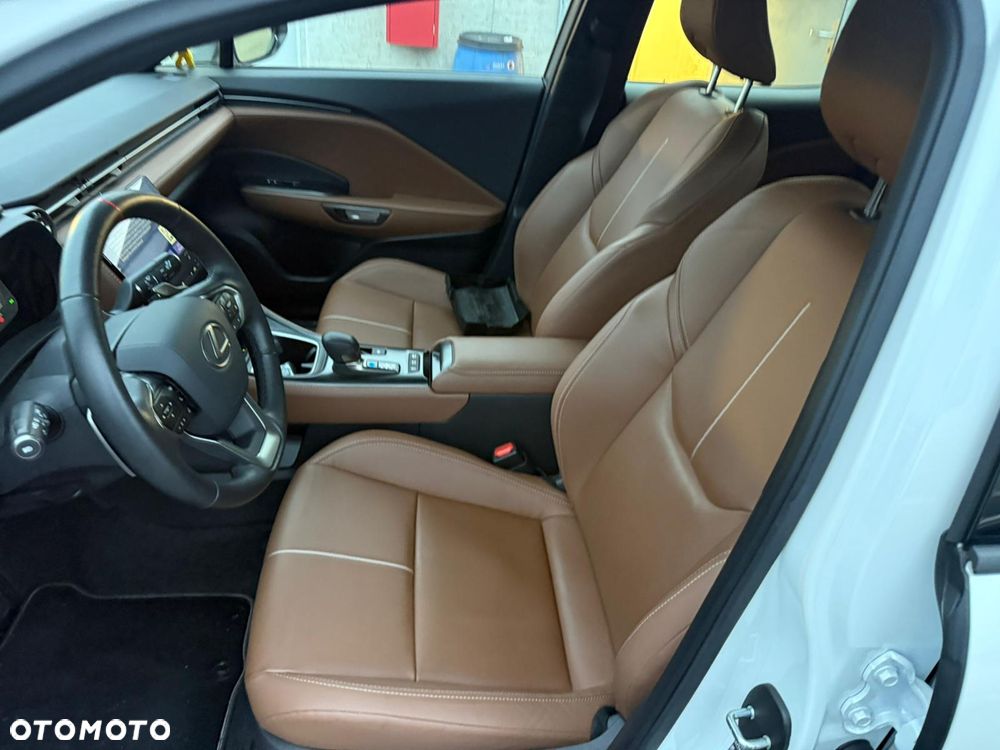 Lexus LBX AWD E-Four Relax - 5