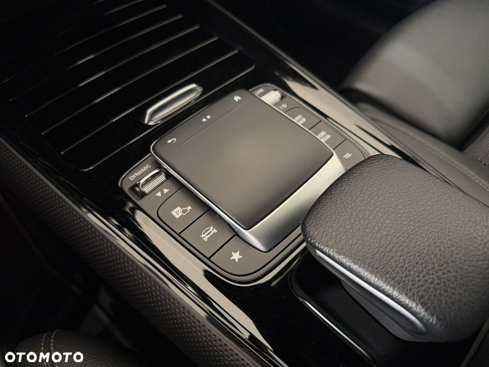 Mercedes-Benz GLA - 33