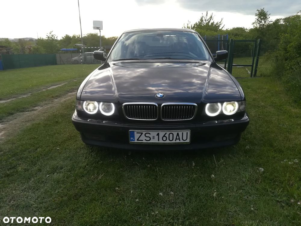 BMW Seria 7 750i - 9