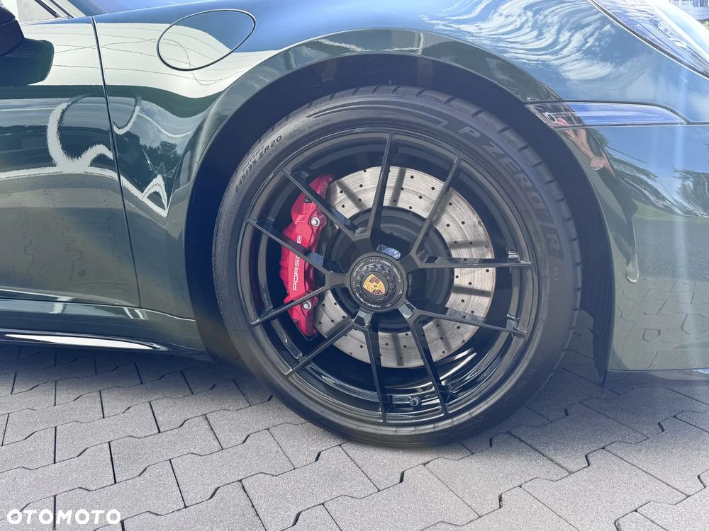 Porsche 911 Carrera 4 GTS - 18