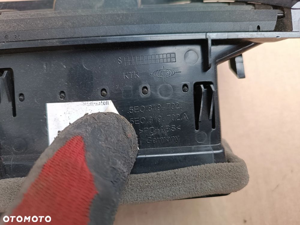 KRATKA NAWIEWU DESKI KONSOLI PRAWY PRZÓD SKODA OCTAVIA III 5E 5E0819702 - 2