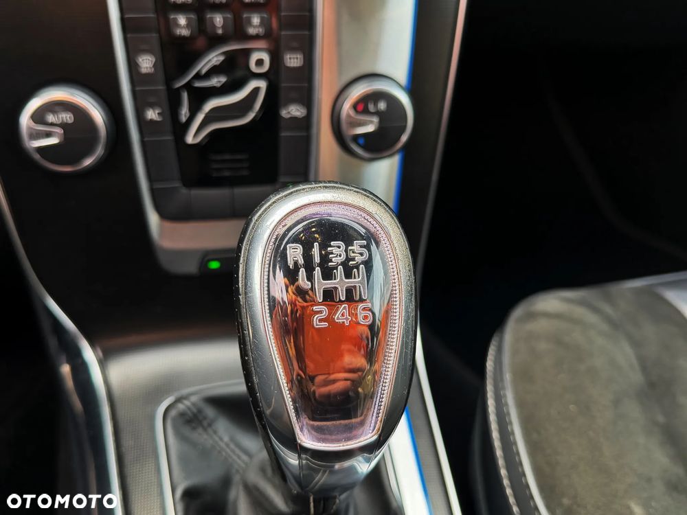 Volvo V40 D2 R Design - 11