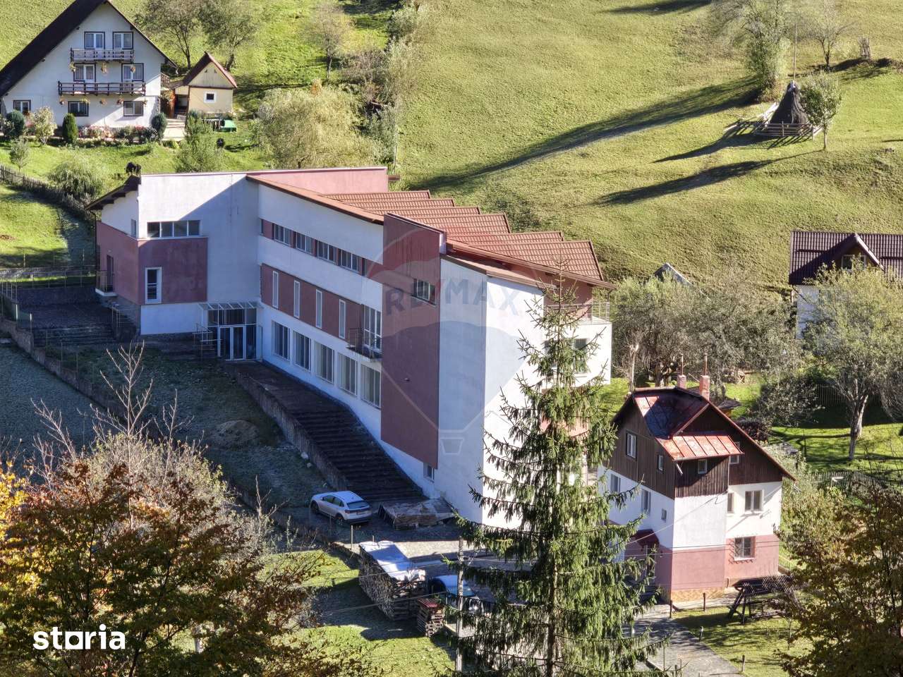 Vila / Pensiune / Camin / Azil seniori, zona superba Moeciu, parcare - Imagine principală: 5/16