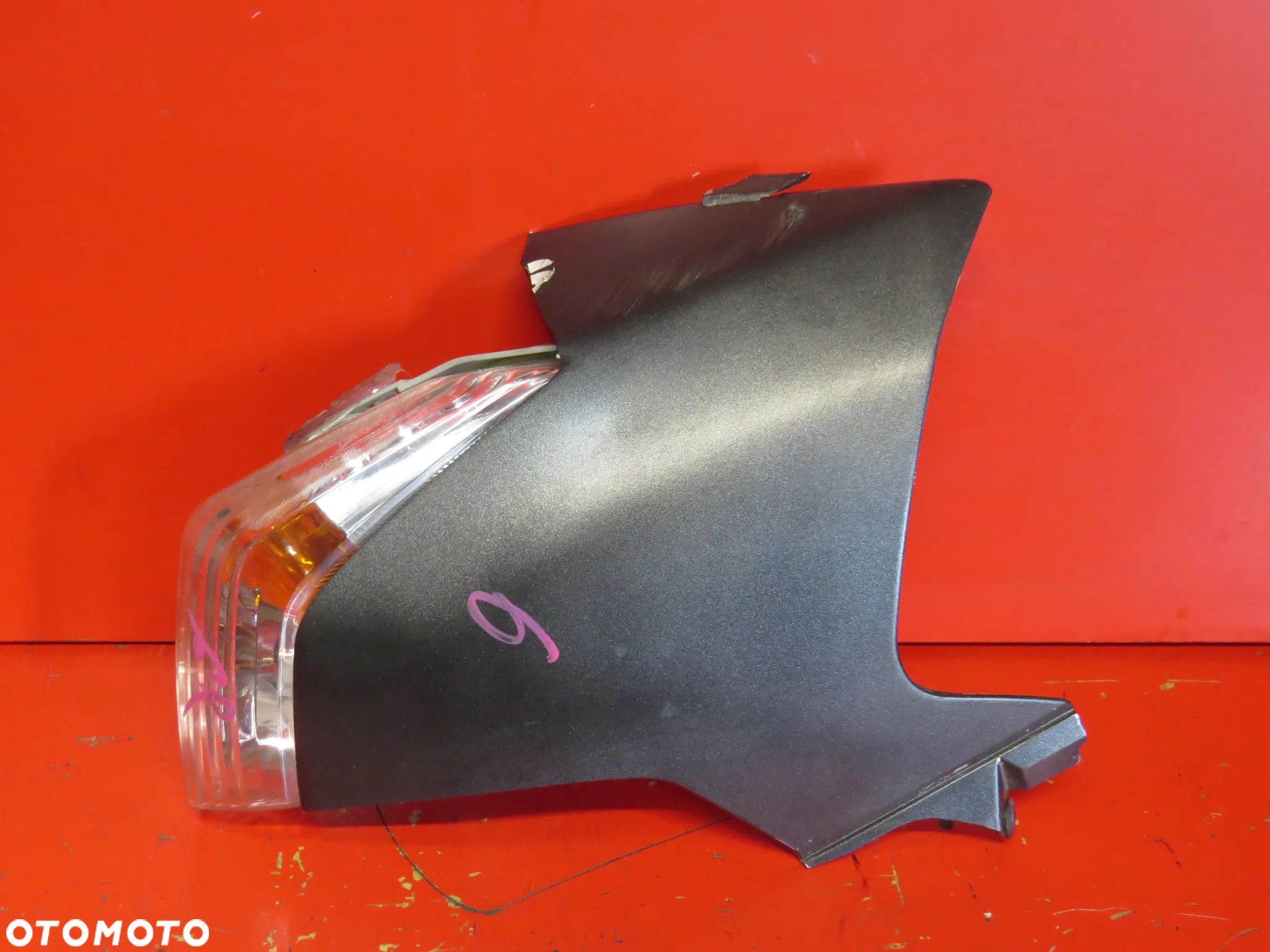 SUZUKI GSR 600 GSR600 K10 09 kierunkowskaz kierunek prawy owiewka bok osłona - 1