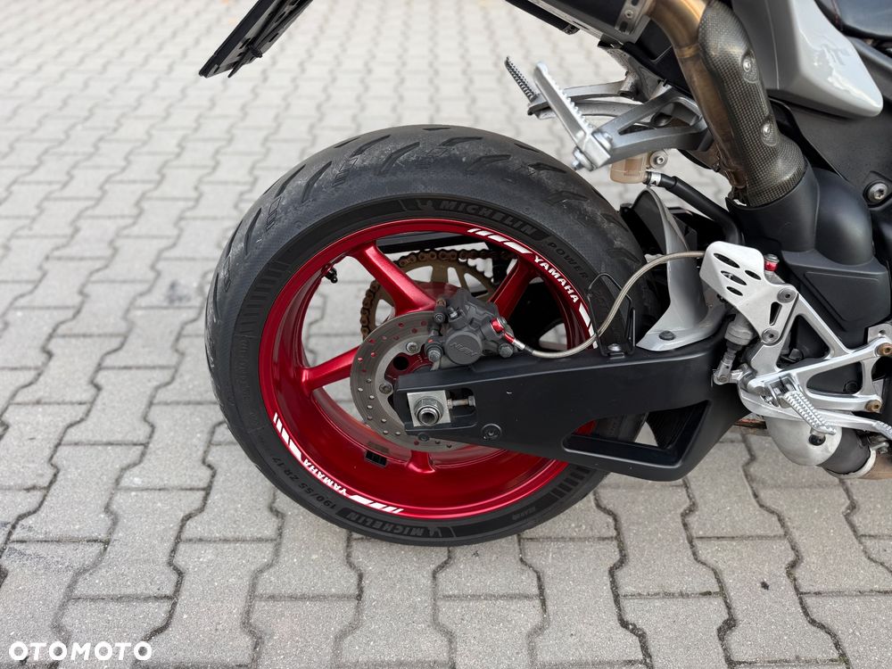 Yamaha R1 - 13