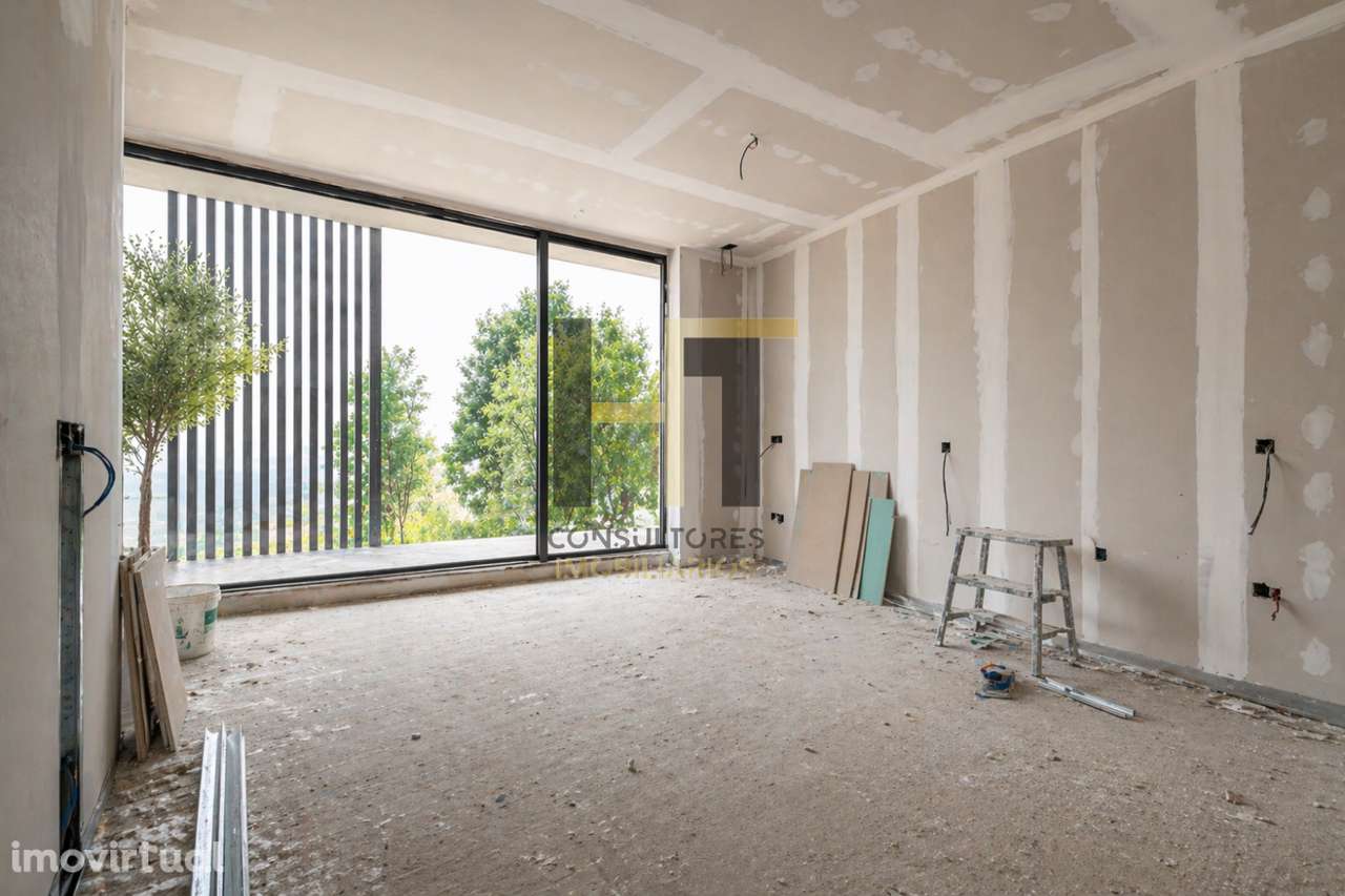 MORADIA | T3 | 3 SUÍTES | BOX 2 VIATURAS | 2 FRENTES | VARANDA - Grande imagem: 4/38