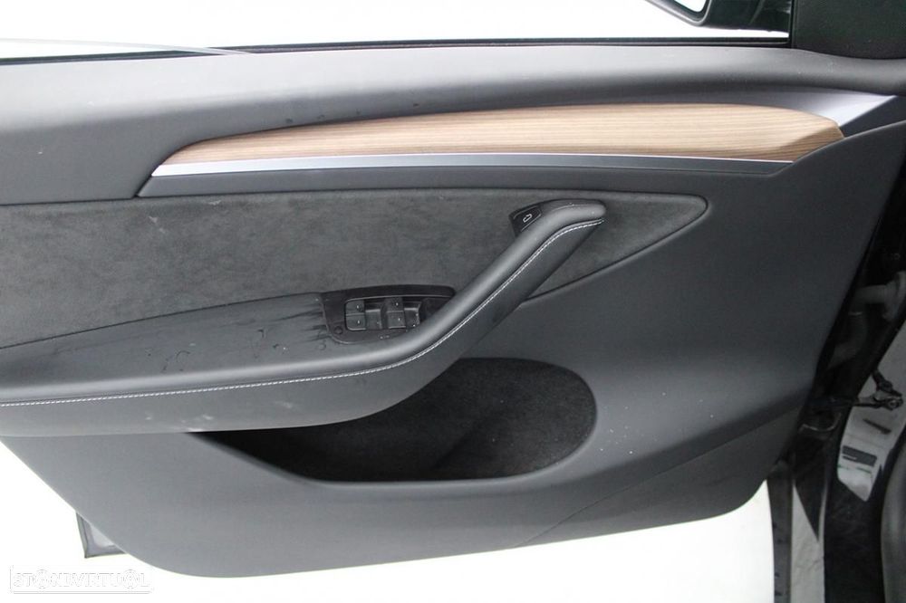 Tesla Model Y Performance AWD - 9