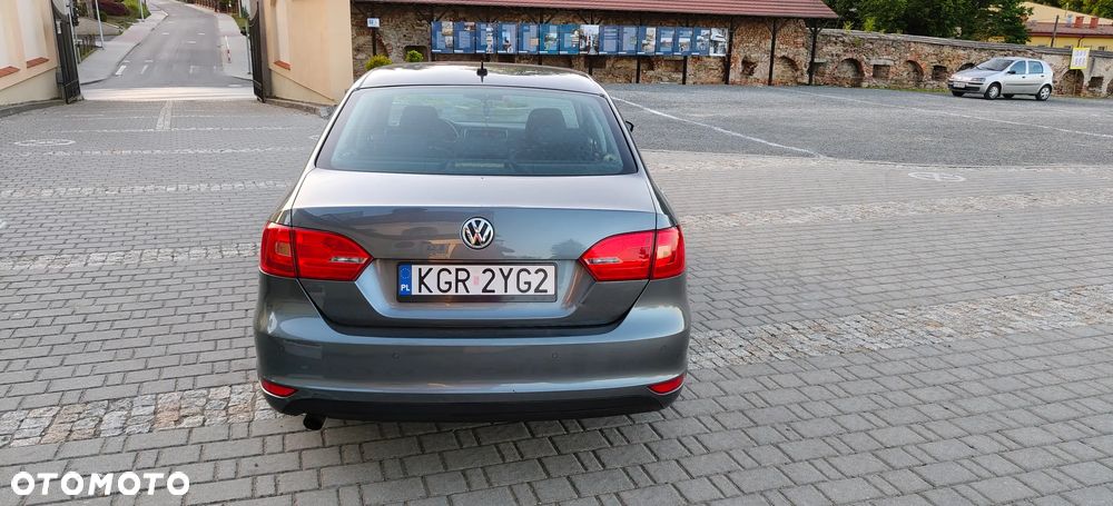 Volkswagen Jetta 1.6 TDI Blue Motion Technology Trendline - 8