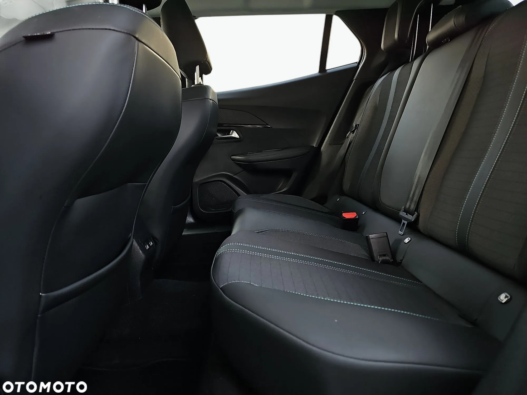 Peugeot 2008 PureTech 130 EAT8 Allure Pack - 27