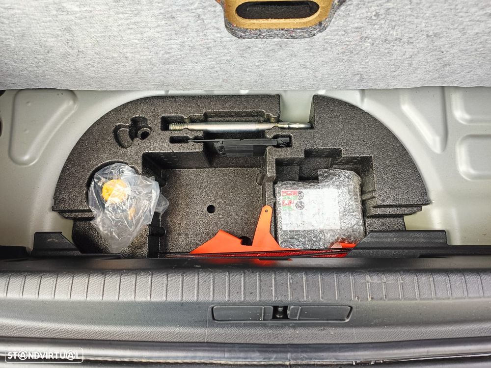 Peugeot e-208 GT - 12